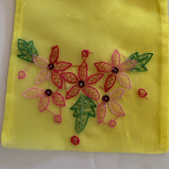 Embroidered mesh drawstring bags Set of three - Picture 13 of 14